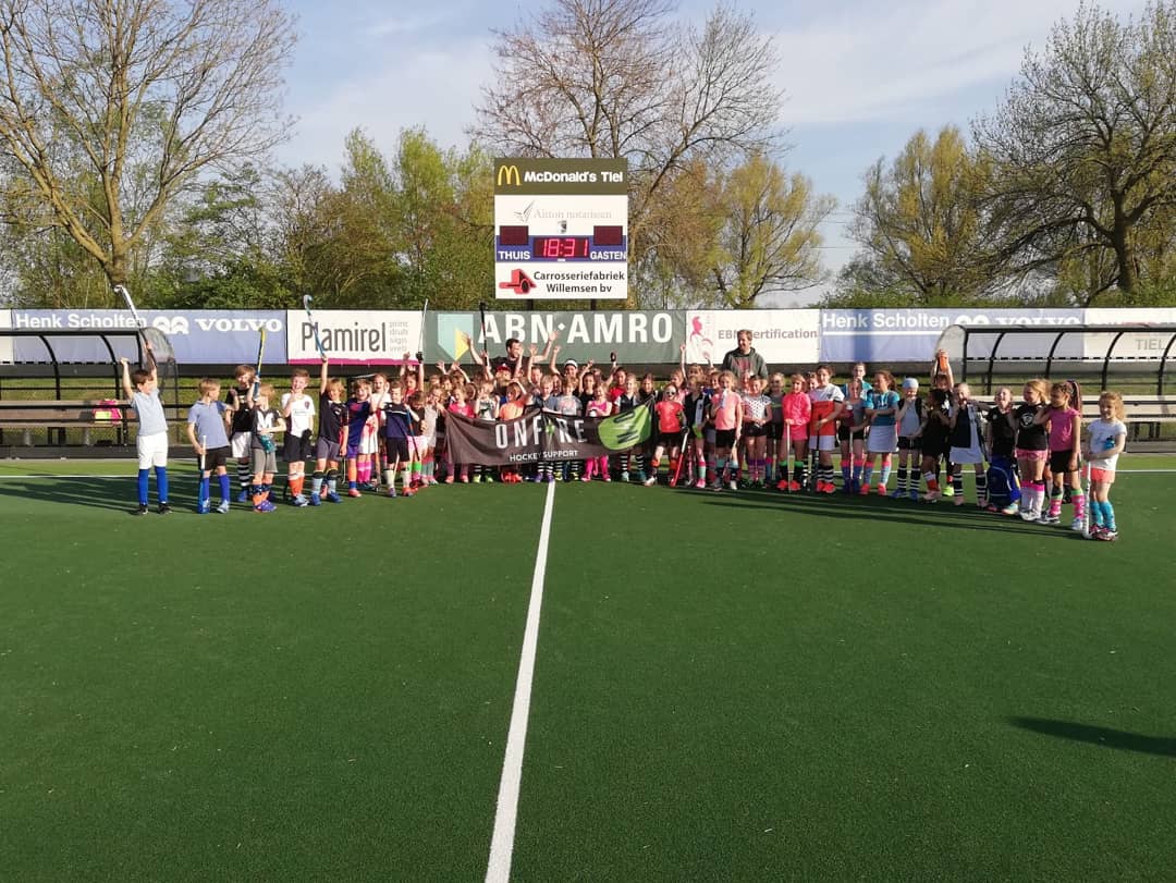 Kromhouters's tweet photo. Hoe fijn kan je vakantie beginnen! 🏑💙☀️🔥
Met een heerlijke voorjaars zon kreeg onze Jongste Jeugd een super leuke clinic van @hockey_support @hockey_support &amp; Kromhouters trainers. 
Met veel dank aan onze hoofdsponsor @abnamronl 
#Kromhouters #hockey #abnamrosport #skills https://t.co/KjaIGl9M4q
