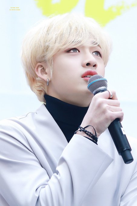 V_ilyv's tweet photo. Por que en este mundo te esfuerzas tanto y al final te siguen menos preciando? Eres una increible persona, que te esfuerzas al 100 para cumplir tus sueños y quiero que en estos momentos te vuelvas más fuerte y sigas creciendo como persona

#WeLoveYouBangChan https://t.co/rQiEkJ5nYW