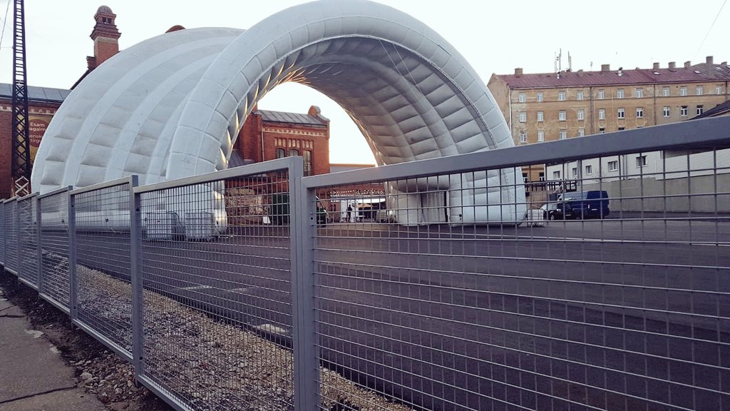 otucis's tweet photo. Āgenskalna tirgū top jaunums - piepūšamais tirgus paviljons. https://t.co/X6M5x0AEdh