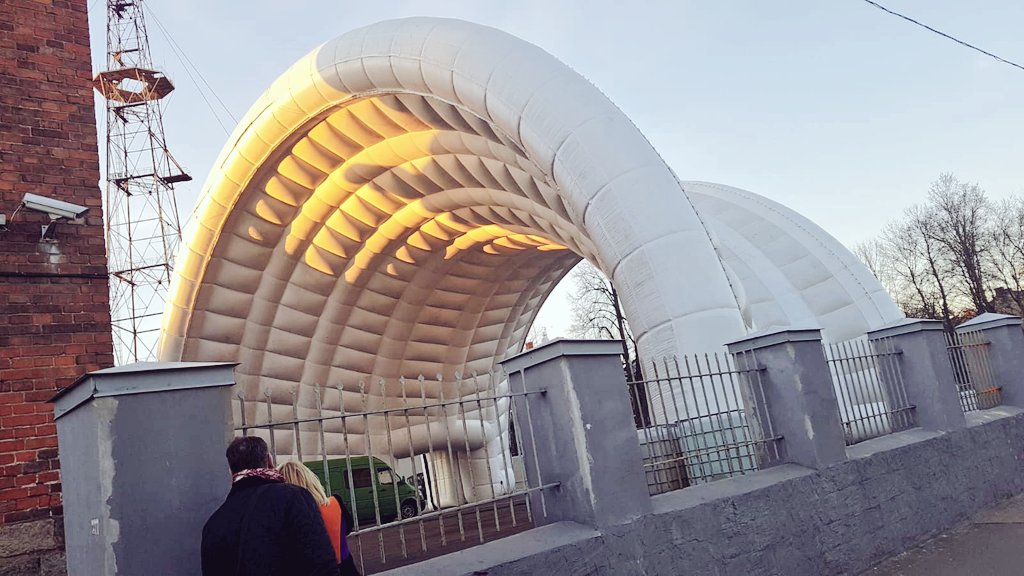 otucis's tweet photo. Āgenskalna tirgū top jaunums - piepūšamais tirgus paviljons. https://t.co/X6M5x0AEdh