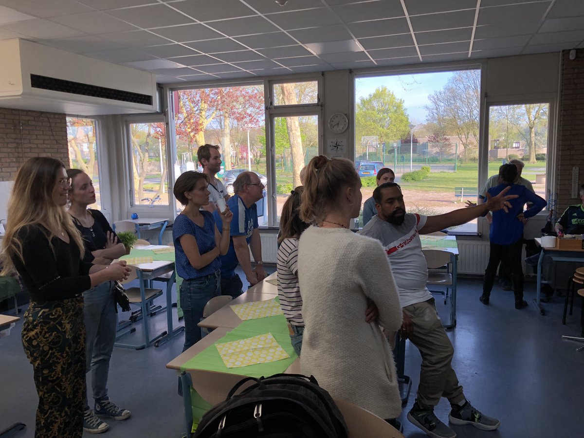 JaapVersfelt's tweet photo. 10 Sirius scholen in de Bijlmer organiseren een ‘pizzasessie’ waar leraren elkaar inspireren met verhalen over wat zij bereiken met hun leerlingen. Geen cursussen, ze draaien op eigen kracht #Onderwijs https://t.co/iWrX9VXaj8