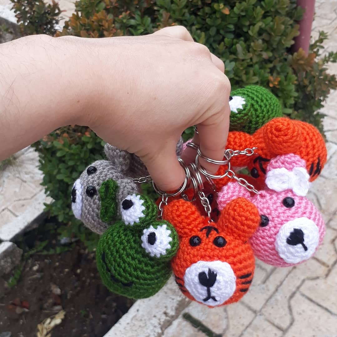 Bu anahtarlıklarda ne yaptıracağına karar veremeyip hepsinden yaptıran hatice hanıma gitsin.güle güle kullansın öğrencileri.😊HATAY/İskenderun yolcusu✈✈