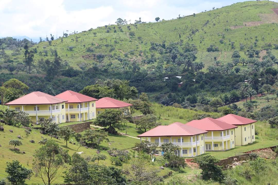 KrissToumi's tweet image. Ce site touristique (Ranch) paradisiaque situé dans la région du Nord-ouest plus précisément à #Bafut à 15mn de l'aéroport de Bamenda se meurt de jour en jour.

👇facebook.com/SaddleHillRanc…

LA POLITIQUE A TUÉ LE TOURISME ICI. #StopWarNoSo #StopKillin #StopKillingTourism #Cameroon