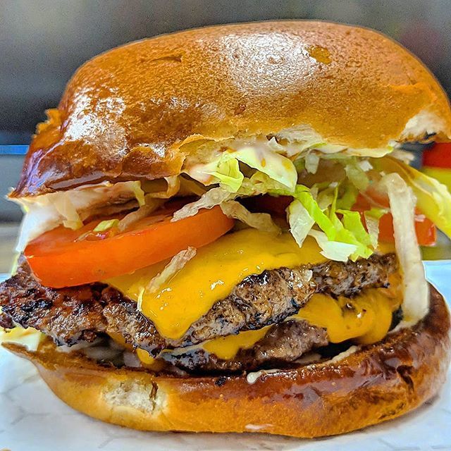 Burger_Royale's tweet photo. Caption This 🤤
.
.
.
#captionthisandwin
#captionthis #captionthisthursday #shinydeliciousness #briochebun #glistening #cheeseburgerhappiness #cheeseburger #burgergoals #lunch #nomnom #burgerporn #cheeseburgerporn #juicy #burger🍔 #burger #flavourtown … https://t.co/ZZaiIBHTMV https://t.co/nSitncrLV1