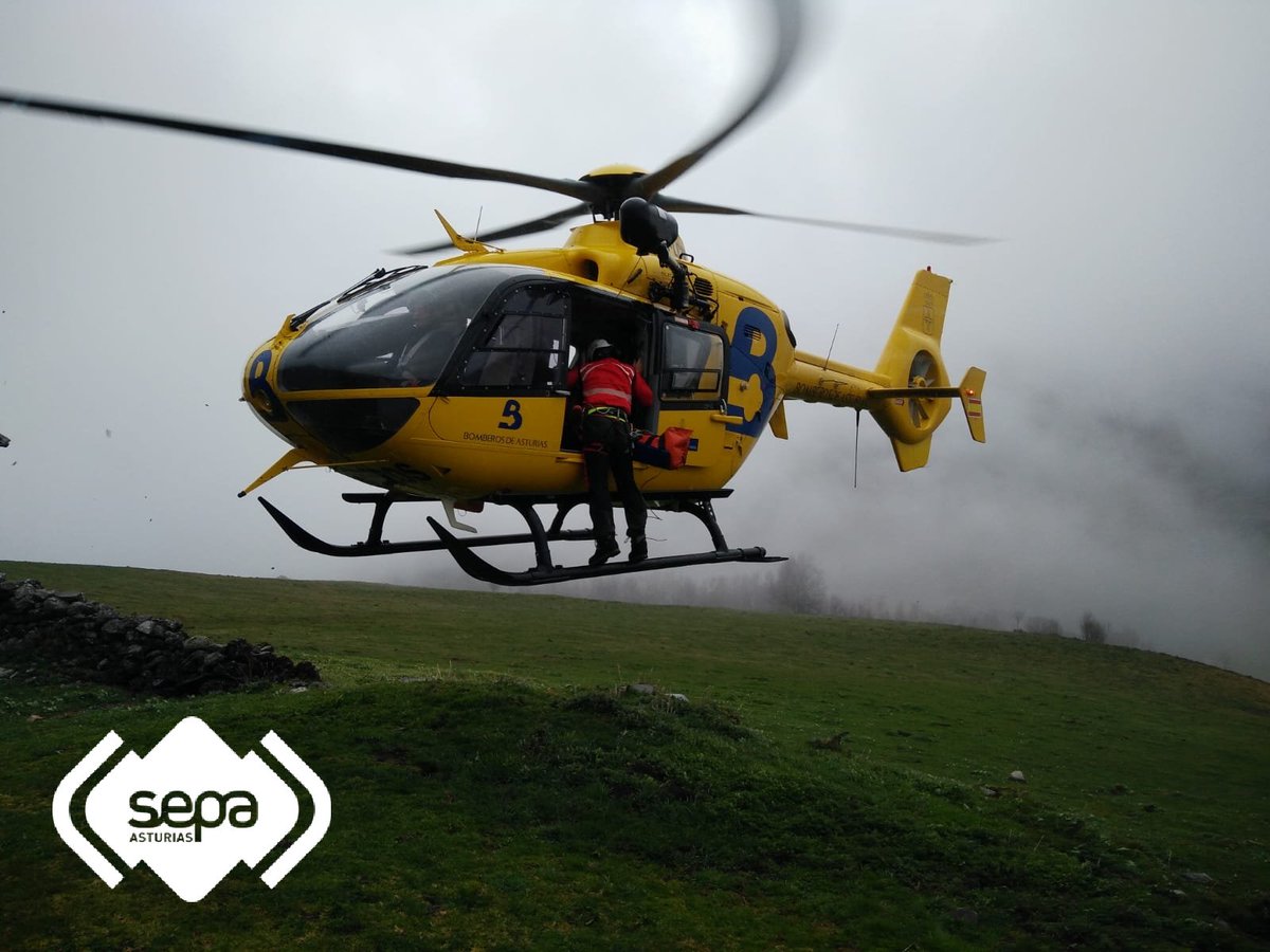 BomberosAstur's tweet photo. Rescatan y evacuan al hospital de #Arriondas a un varón de 62 años que se fracturó una pierna bajando de la vega de #Urriellu. La niebla dificultó la operación al Grupo de Rescate con el 🚁 medicalizado. https://t.co/DVkhVSN0rk https://t.co/GBwPrmkyfO