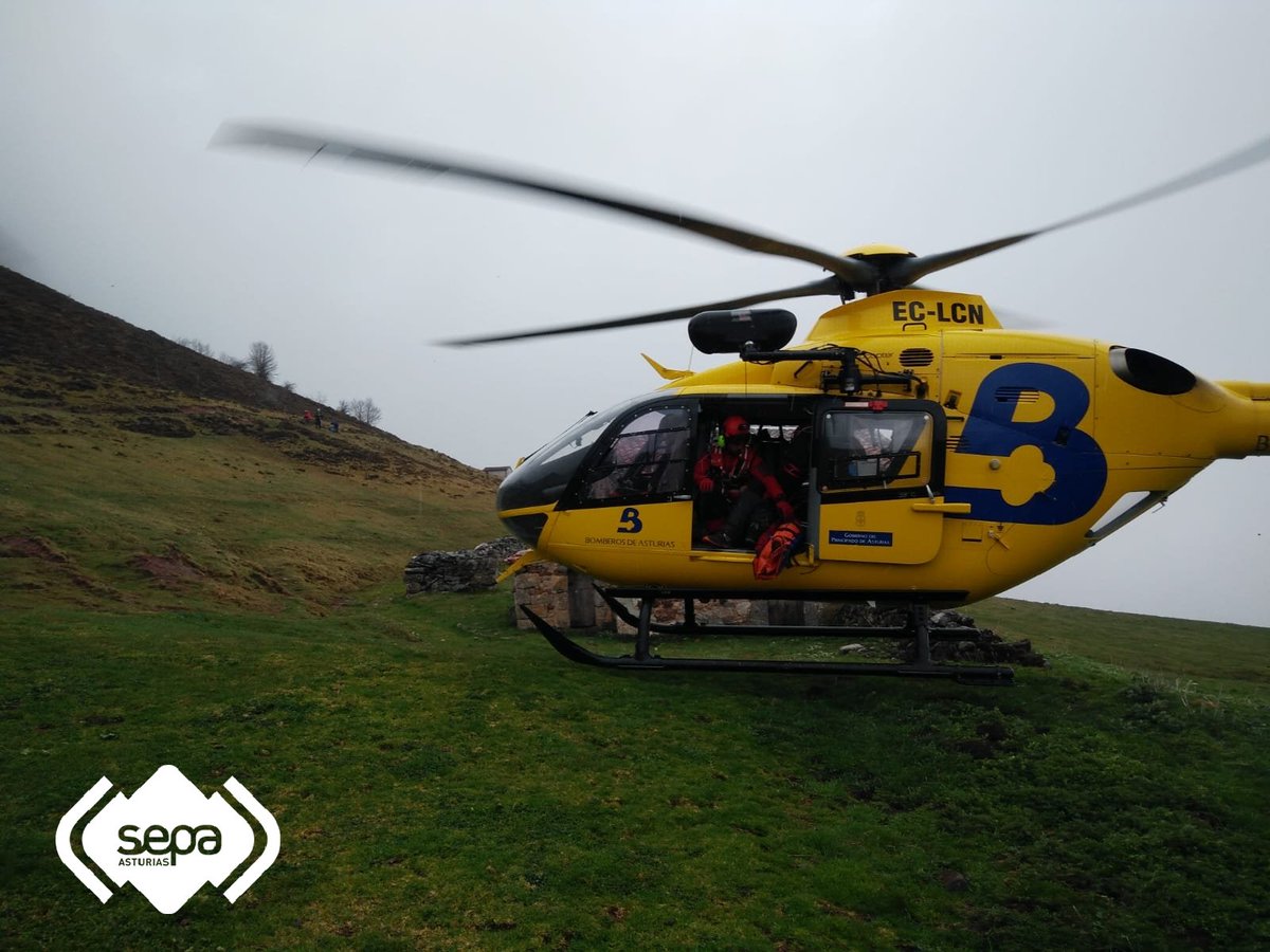 BomberosAstur's tweet photo. Rescatan y evacuan al hospital de #Arriondas a un varón de 62 años que se fracturó una pierna bajando de la vega de #Urriellu. La niebla dificultó la operación al Grupo de Rescate con el 🚁 medicalizado. https://t.co/DVkhVSN0rk https://t.co/GBwPrmkyfO