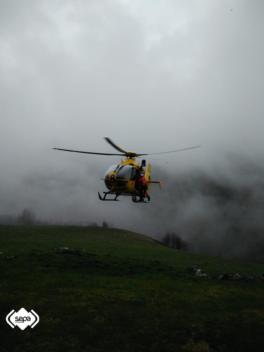 BomberosAstur's tweet photo. Rescatan y evacuan al hospital de #Arriondas a un varón de 62 años que se fracturó una pierna bajando de la vega de #Urriellu. La niebla dificultó la operación al Grupo de Rescate con el 🚁 medicalizado. https://t.co/DVkhVSN0rk https://t.co/GBwPrmkyfO