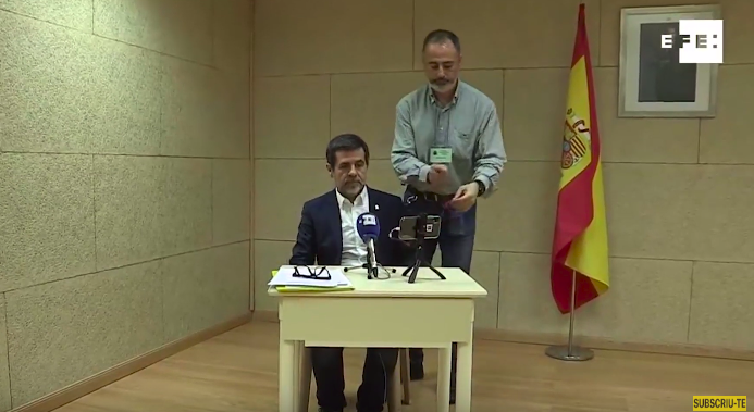 joethebrew's tweet photo. La foto del Rey.
La bandera de España.
La mesa miniatura.

¿No hay ningún político no soberanista capaz de decir "no estoy de acuerdo con sus ideas políticas pero no acepto que humillen a mi adversario político"?

¿Nadie? https://t.co/sN6Xe8gfAw