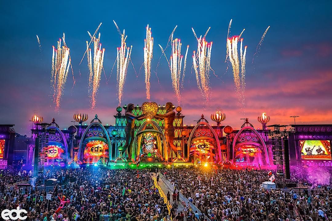 uVibeApp's tweet photo. Amazing atmosphere at Electric Daisy Carnival. how are you gonna party? Check uVibe for the best going out tips. Cheers! 🍻
Get the app ➡️ https://t.co/7zgrnK8sdy 👌
#EDCLV2019 #electricdaisycarnival #afrojack #lightnightclub #ultramusicfestival #ultramiami #edcorlando2018 https://t.co/ZBhI4Fd00d
