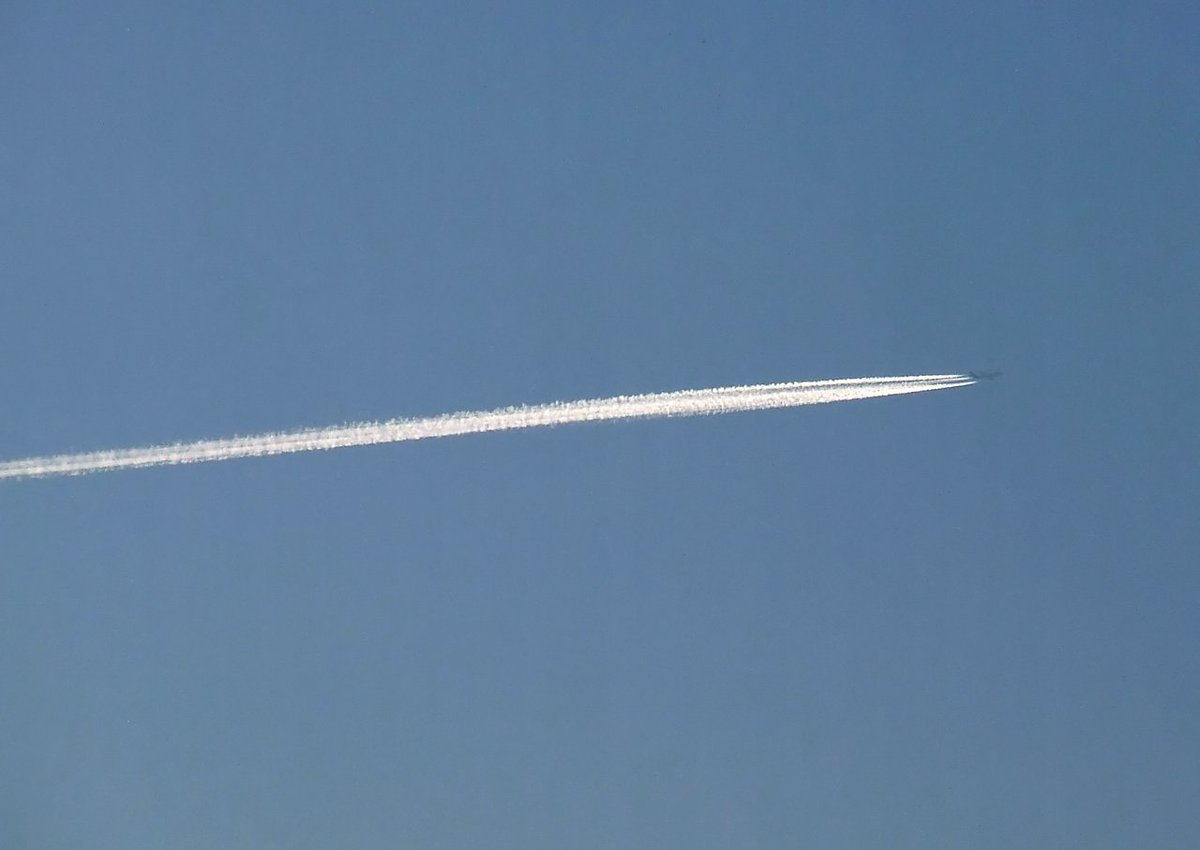 A3803's tweet photo. Wenigstens die #Lufthansa sorgt für etwas Bewegung am #Himmel über #Berlin. #LH712 #FRAICN #B747 #DABVM https://t.co/TR97LpbUBW