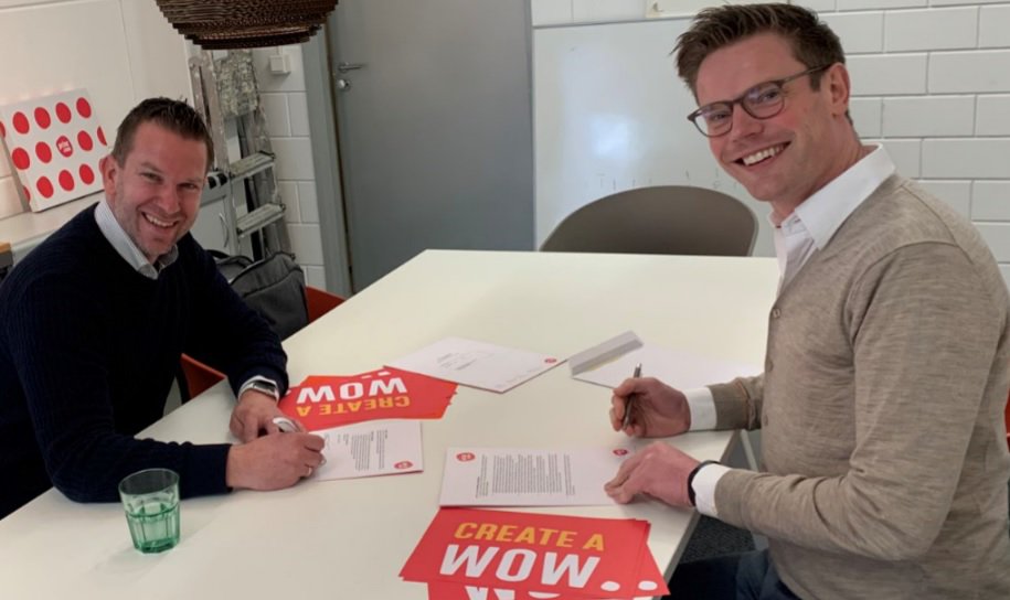 Tim de Kraker aan de slag bij Print.com
Tim de Kraker (l) keert na vijf jaar weer terug in de grafische branche. Per 1 mei gaat hij aan de slag bij Print.com, het nieuwe bedrijf van Marco Aarnink. bit.ly/2ZcooCi <a href="/PrintdotcomNL/">Print.com Nederland</a>