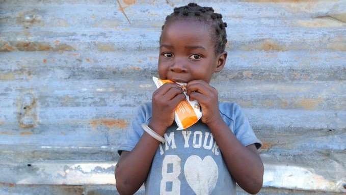 Prior to the #CycloneIdai emergency, 42% of children in #Mozambique were stunted.
WFP has begun moderate acute #malnutrition treatment at displacement centres. At least 100,000 children and women🤱🏾👶🏾 will receive specialized nutritious food in the next 6 months.