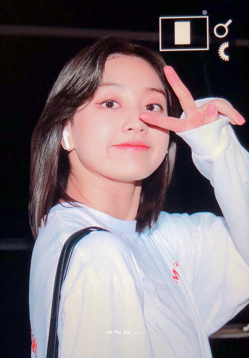 AtTheEnd21's tweet photo. 190418
#트와이스 #TWICE #지효 #Jihyo #ジヒョ

지효의 ✌🏻공격
??? : 효과는 굉장했다. https://t.co/Vck1IXEs2B