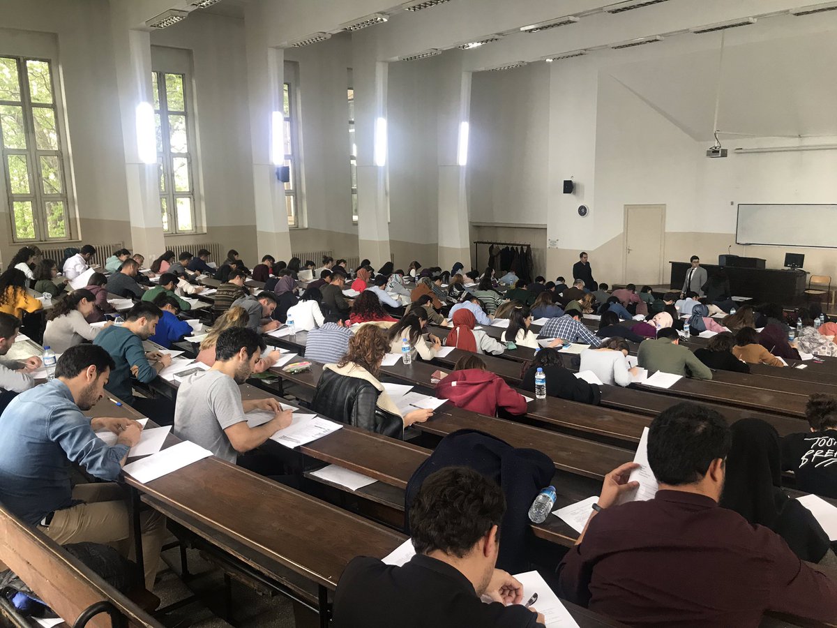 yerikel's tweet photo. ...
Bugün Ankara Hukuk Fakültesi’ndeyiz ...
Arabuluculuk Sınavı 
yapıyoruz 
Dolu Dolu iki sınıf ... ikiyüz kırkbeş hukuk fakültesi öğrencisi 
ne muhteşem bir şey 
ne mutluluk verici 
anlattık ... şimdi de onları dinliyoruz kalemlerinden 
Başarılar Diliyorum Tüm Gençlerimize ... https://t.co/kryHIhg4Jw