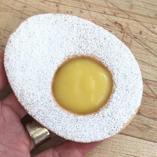 jbchang's tweet image. I love these! 💛🥚 🍋 🐣 #eggcellentlemoncookie #eastermenu #thankyoubakingteam bit.ly/2XlkvcD