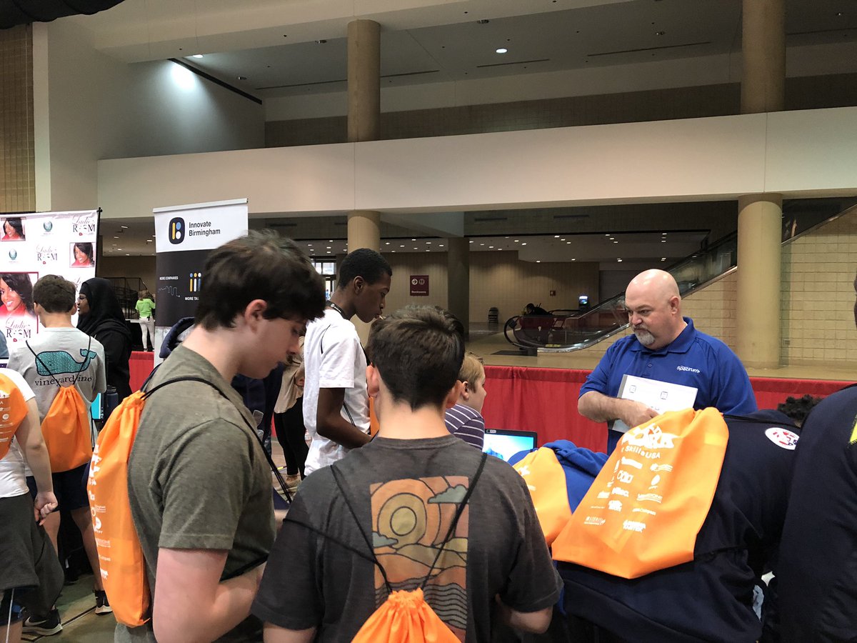 tensmith28's tweet photo. 8th grade students learning about careers in various fields including welding. #UMedTech #edl577um #ChMSHornets https://t.co/PXuqmmSuYB