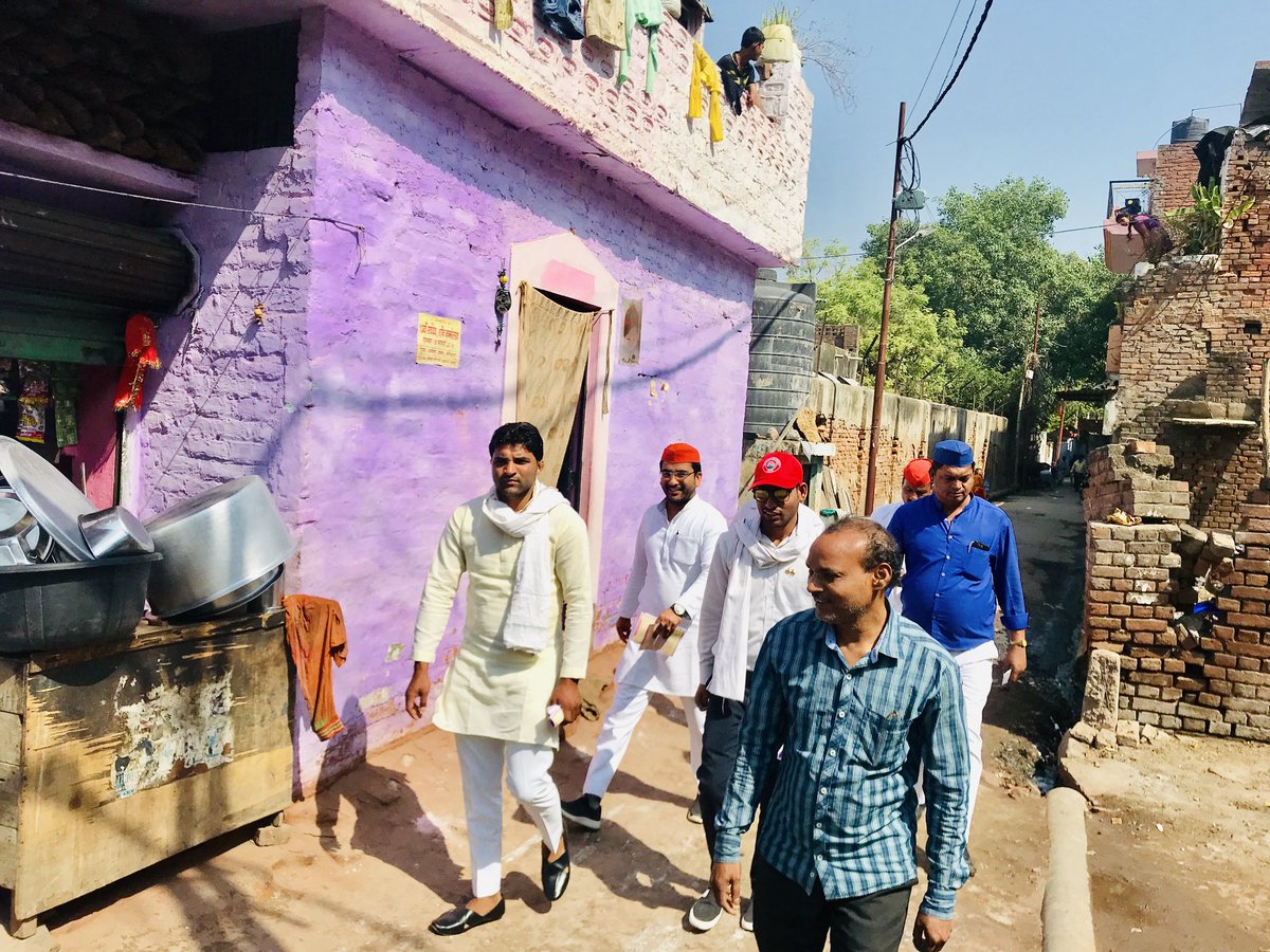 ashray_gupta's tweet photo. कानपुर नगर लोकसभा महागठबंधन प्रत्याशी श्री राम कुमार निषाद जी के लिए डोर तो डोर जनसंपर्क समाजवादी साथियो के साथ.....
जय हिंद।
#LokSabhaElections2019
#Kanpur
#Gathbandhan
#VoteKaro
#VoteAgainstBJP
#Vote4nation
#ramkumarnishad
#bspsp
#MahaParivartan
#MahaGatbandhan https://t.co/MRn5sfe0dD