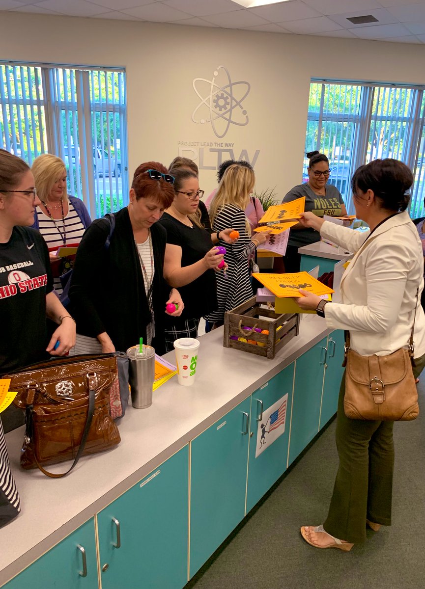 LockhartMagnet's tweet photo. Some bunny hid special treats for our teachers and staff! Thank you for all you do! 💛🐰🐣 #BuildingHeartsBuildingMinds #WeClimbTogether @AchievementSch @SDHCMagnet https://t.co/3s1bEPs57g