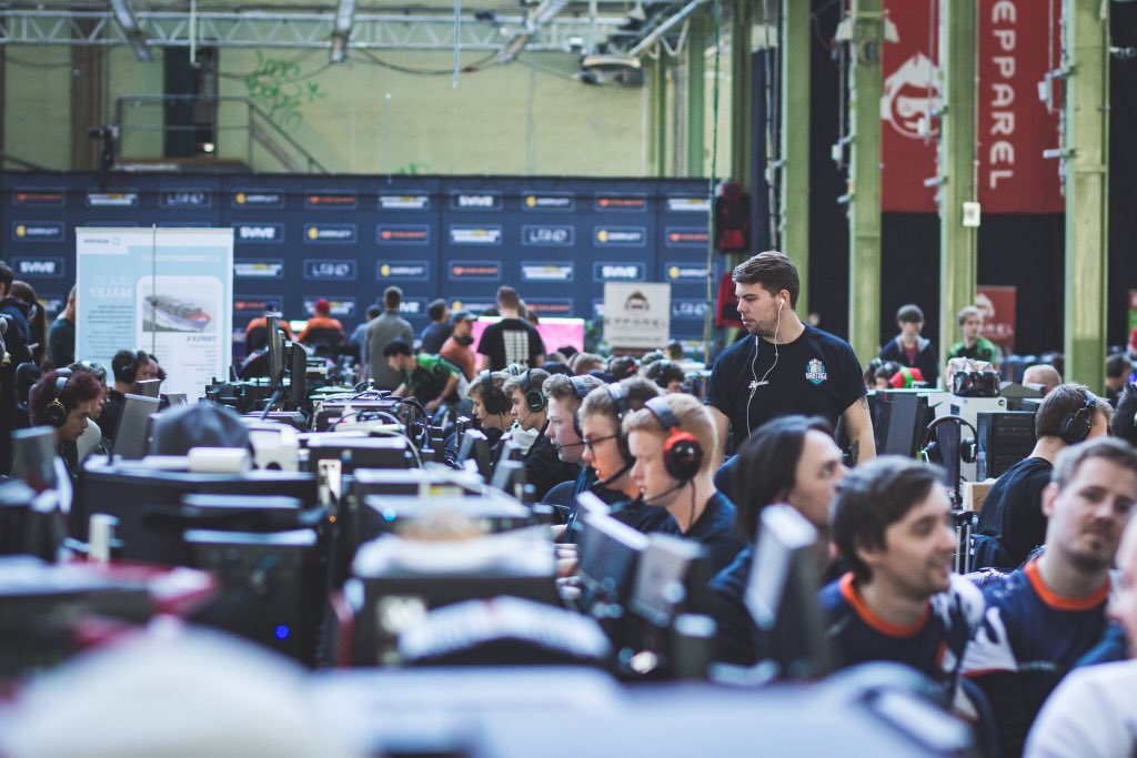 2’nd in our group after a loss to @GODSENTgg - We are through to top 32 GGWP @zYNC_CS <a href="/OzA_CSGO/">Peter Nielsen</a> <a href="/VazorCSGO/">Daniel Nørremark</a> @mikoCSGO <a href="/Zyllocs/">Dennis Sørensen</a> @WoodlandCSGO