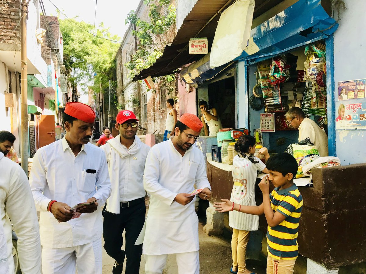 ashray_gupta's tweet photo. कानपुर नगर लोकसभा महागठबंधन प्रत्याशी श्री राम कुमार निषाद जी के लिए डोर तो डोर जनसंपर्क समाजवादी साथियो के साथ.....
जय हिंद।
#LokSabhaElections2019
#Kanpur
#Gathbandhan
#VoteKaro
#VoteAgainstBJP
#Vote4nation
#ramkumarnishad
#bspsp
#MahaParivartan
#MahaGatbandhan https://t.co/MRn5sfe0dD