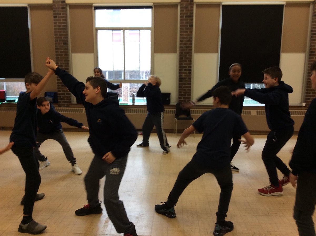 MrsWilliHWDSB's tweet image. Having a lot of fun #mimicking and #miming in grade seven #drama! ⁦@ASPS_HWDSB⁩