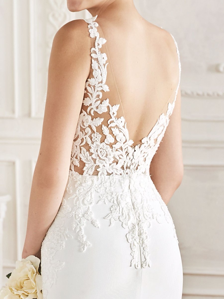 Happy Thursday! You can't go wrong with an illusion lace back. Meet the Balandra dress from #StudioStPatrick2019
See more: bit.ly/2HGMzmY