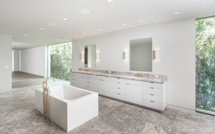 bicmuller's tweet photo. Sinto 33 tipos diferentes de pavor por essa casa minimalista da Kim Kardashian https://t.co/ihkrnrdEy0