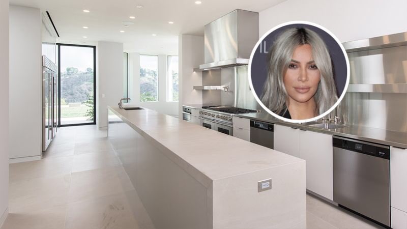 bicmuller's tweet photo. Sinto 33 tipos diferentes de pavor por essa casa minimalista da Kim Kardashian https://t.co/ihkrnrdEy0