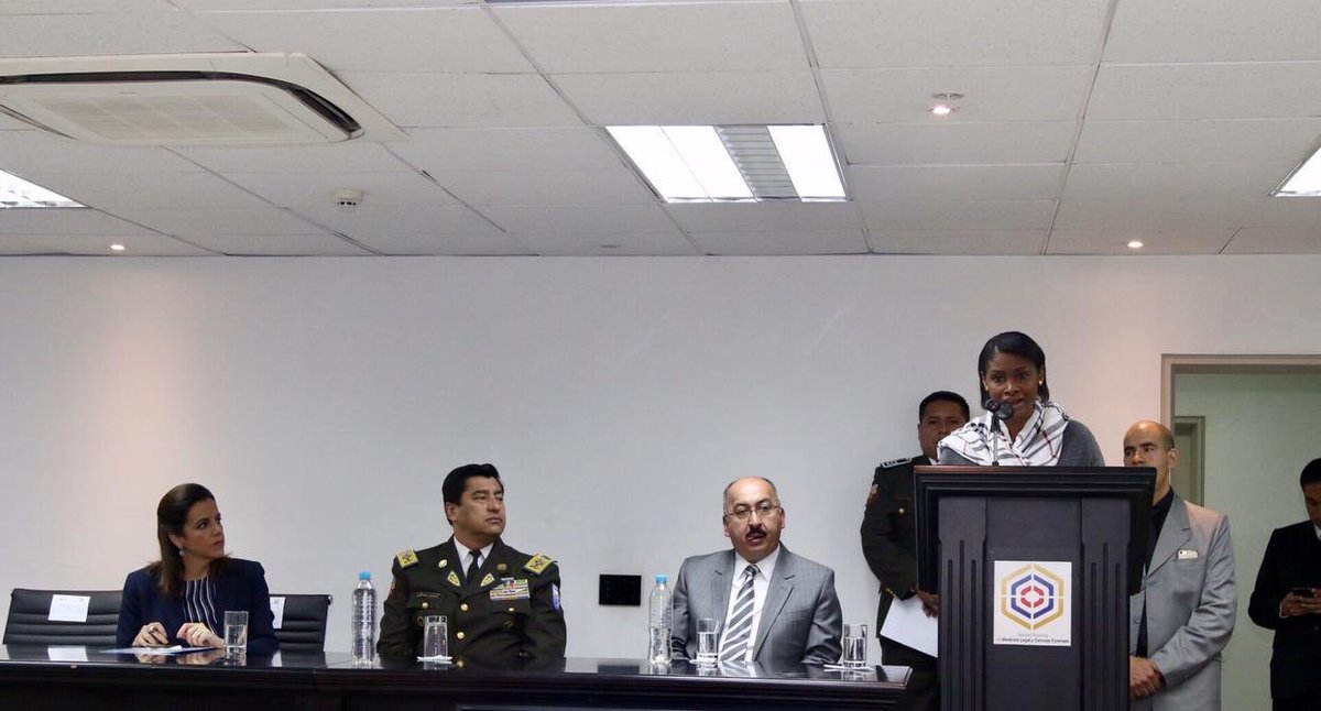 “He dispuesto a la Escuela de Fiscales que se organicen capacitaciones con personal de #Fiscalía y <a href="/PoliciaEcuador/">Policía Ecuador</a> para manejar el mismo protocolo, con el fin de obtener la prueba apegada a derecho y que sea considerada válida en el proceso penal”, <a href="/DianaSalazarM2/">D Salazar</a>
