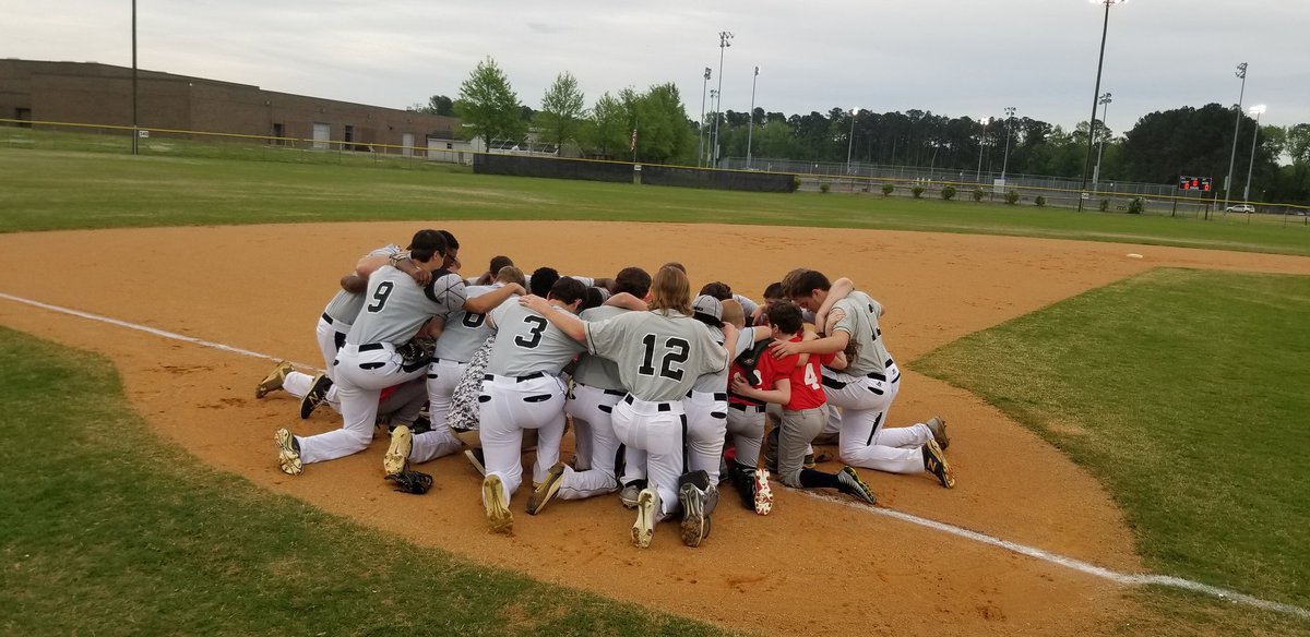 HorsesDiamond9's tweet photo. @HorsesDiamond9 praying with the Rec League team before the game!! @ClintonNCMgr https://t.co/KEGUNqMuFz