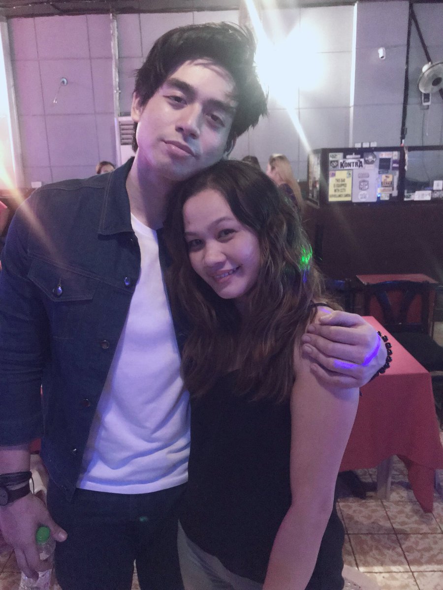 iimikay's tweet image. umuwi ako Manila dahil sa single launch nang #Tanong without telling anyone except @mrtnvpm and @jellsdianaaa.. i just came back from HK few days before kaya i was thinking pano schedule ko, eh 1 day off per week lng kmi. so i asked my colleagues na ipag duty nila ako 2 days.