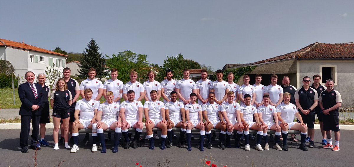 EngRugbyUnis's tweet photo. Thank you to Bob Reeves for presenting the shirts to the #englandstudents today! https://t.co/4oeJGFcpbu