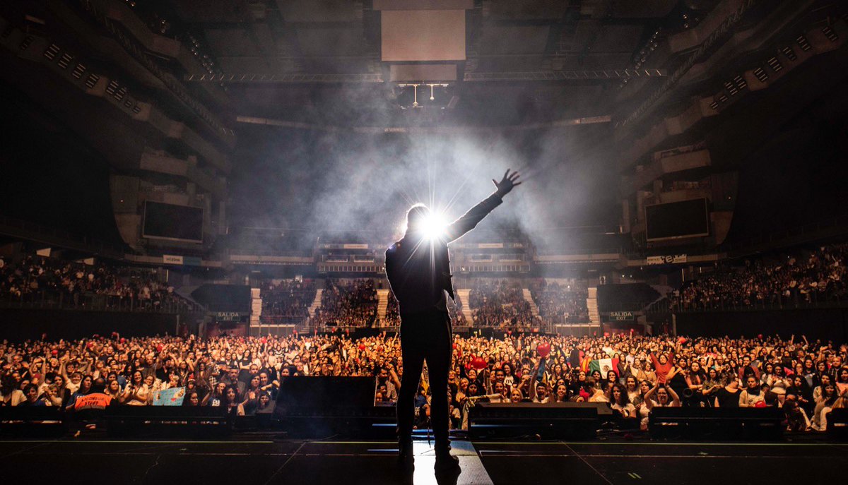 _CarlosRivera's tweet image. #TBT Hace una semana nuestra #Guerra de amor llenaba el @wizinkcenter de Madrid. Y sin pausa ya nos preparamos para nuestra #GuerraDeVerano por España. 🇪🇸
.
.
📸 @nabscab