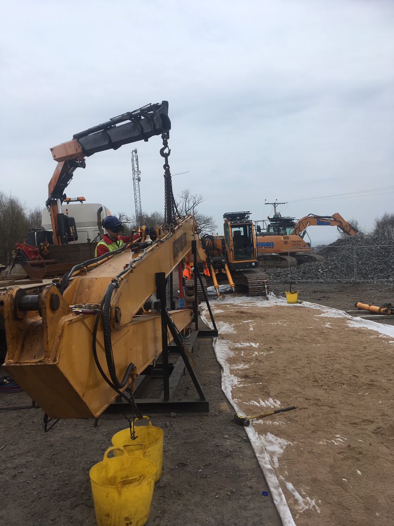 jackplantfitter's tweet photo. All hands on deck earlier this week replacing hoses and fitting long reach boom. https://t.co/ygIyyX4ZtN
