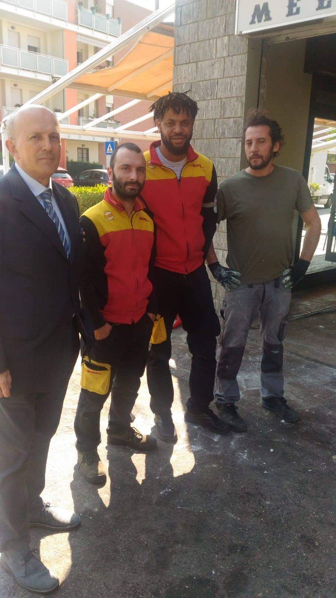 StefanoPrampol1's tweet photo. #Modena. Periferie abbandonate preda della criminalità. Stavolta è toccato a un bar di San Damaso. Ho visto la devastazione dei balordi (che la devono pagare!), la disperazione e la rabbia di chi ci lavora. Sono con loro e queste non sono percezioni. #Sicurezza
#prampolinisindaco https://t.co/sKjnWKPhEJ