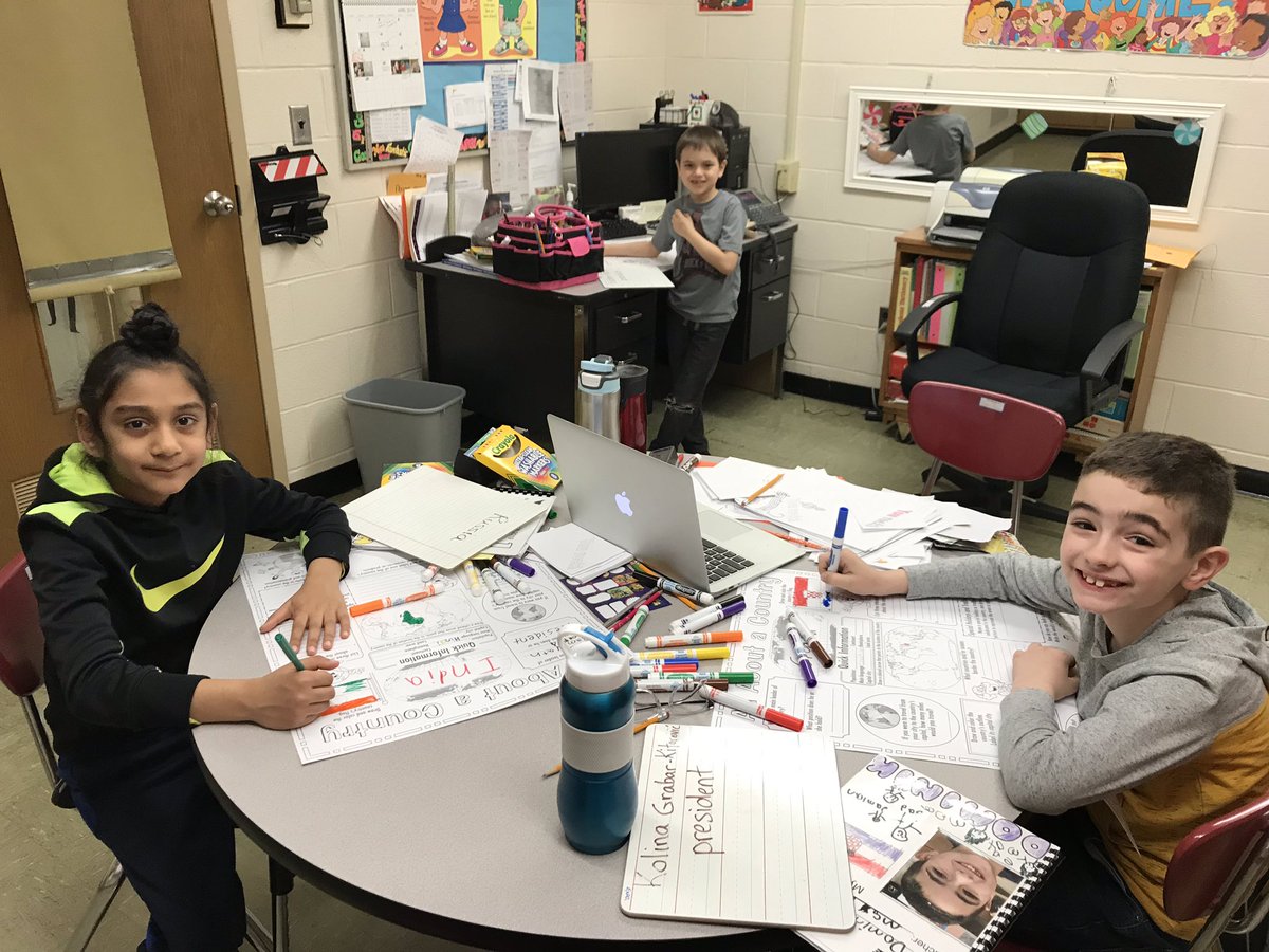 Getting ready for our cultural heritage fair. Please come! May 9 from 4:30 to 6:30 at the Paradigm! #OnceAcard <a href="/FairfaxPearn/">Melanie Pearn</a>