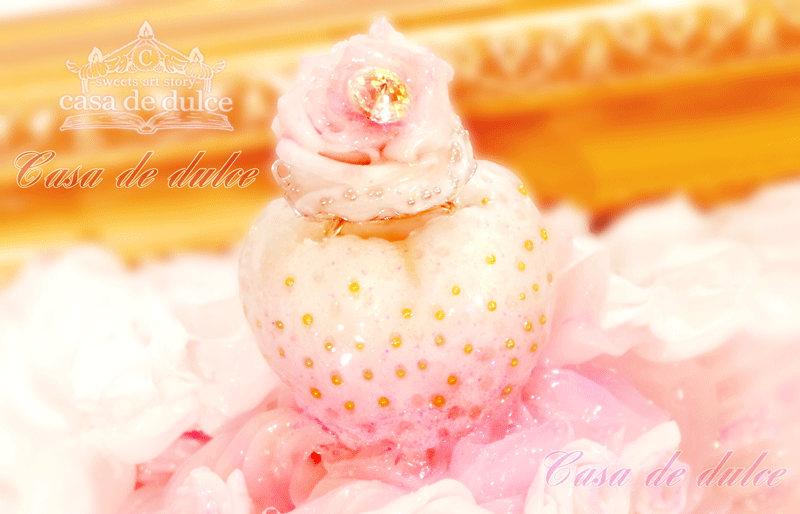casadedulce's tweet photo. ホワイトから淡いピンクのグラデーションが可愛い苺と
大粒のスワロフスキーが輝く薔薇の指輪で
優しい色合いのエレガントなデコレーションに☆

ウェルカムボードやオブジェ等、ウェディングの記念品でよくお飾りしている人気のパーツです♪

#ハンドメイド
#ウェルカムボード
#wedding https://t.co/TxIfJvyd2u