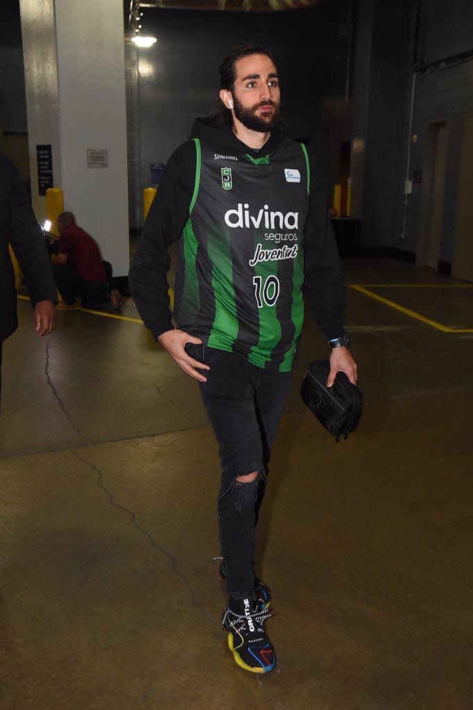 nicolapro7's tweet photo. Un grande @rickyrubio9 ! Muchas gracias por llevar a @Penya1930 tan lejos... acordarse de los orígenes es un gran gesto! Éxitos en estos playoff Ricky! https://t.co/dGKwy3unUX
