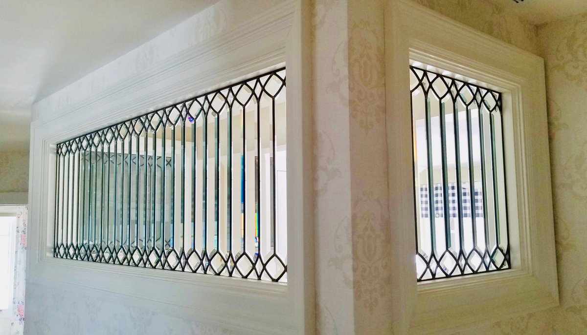 We are loving the leaded glass detail to this entryway. Leaded glass brightens up any small space.

#leadedglass #glassartdesign #handcraftedglass #timetoupgrade #remodelglass