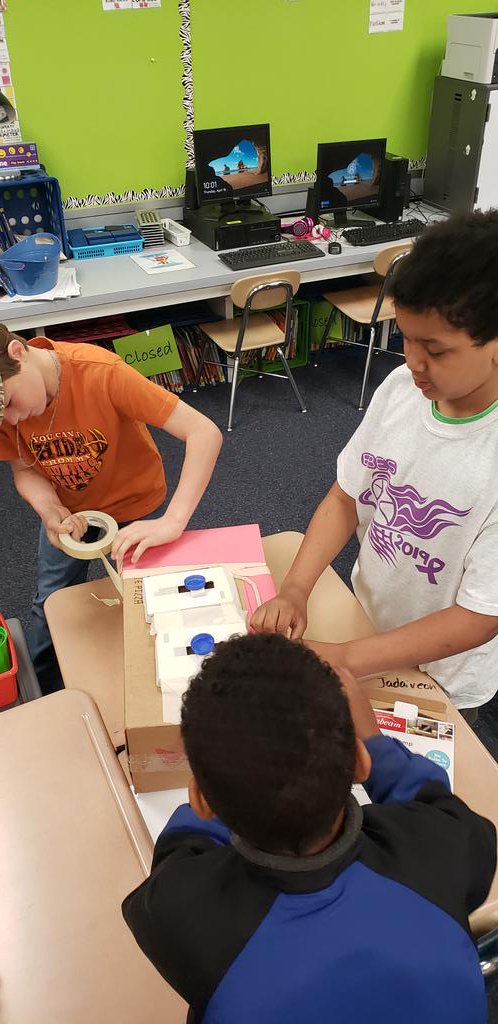 EBESWillis's tweet photo. STEM fun!! Building a robot out of cardboard boxes!! #KidsDeserveIt #stem #daybeforespringbreak @EdwardBestFCS @FCSchoolsNC @FCSHawthorne https://t.co/8gHUROp4v7