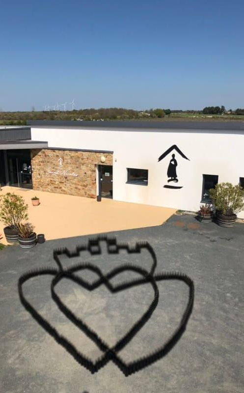 ⚠️ JEU CONCOURS : un Magnum à gagner !
👉 Combien de bouteilles pour faire ce coeur Vendéen ?
🍷COMMENTEZ &amp; RETWEETEZ 
Le gagnant sera annoncé le 26 avril à l’occasion de nos PORTES OUVERTES les 26 • 27 • 28 avril !