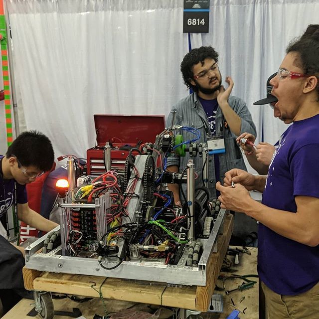 ellipse6814's tweet photo. Day 1 of quals, here we come!! #EinsteinBound #FIRSTinCA #Ellipse6814 #FRC #FIRSTDeepSpace #OMGROBOTS https://t.co/YsGMMxpl7l