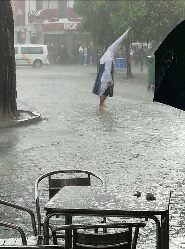 pasionensevilla's tweet photo. Un Nazareno de los Negritos camina bajo el diluvio 📸 @JRuanoMartinez #SSantaSevilla19 #SSantaSevABC https://t.co/4ljccGIxcw https://t.co/G4Jb34GrhO