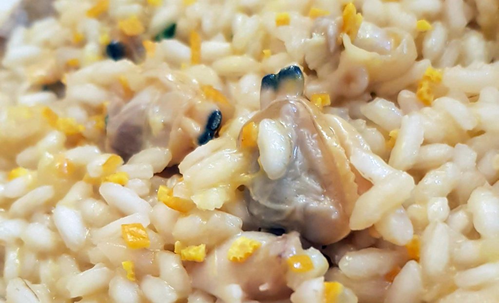 lamentore's tweet photo. Risotto alle vongole e arance nato per caso https://t.co/4fqLZaa7Q0 https://t.co/193V6Go3QB
