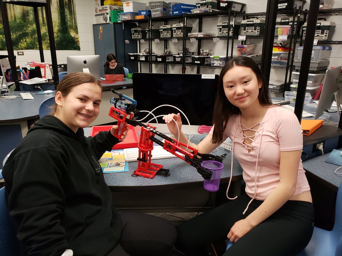 StaceyLMax's tweet photo. Mechanical engineering robotic arm project. #carusoway #engage109 https://t.co/WmlqI2jbZc