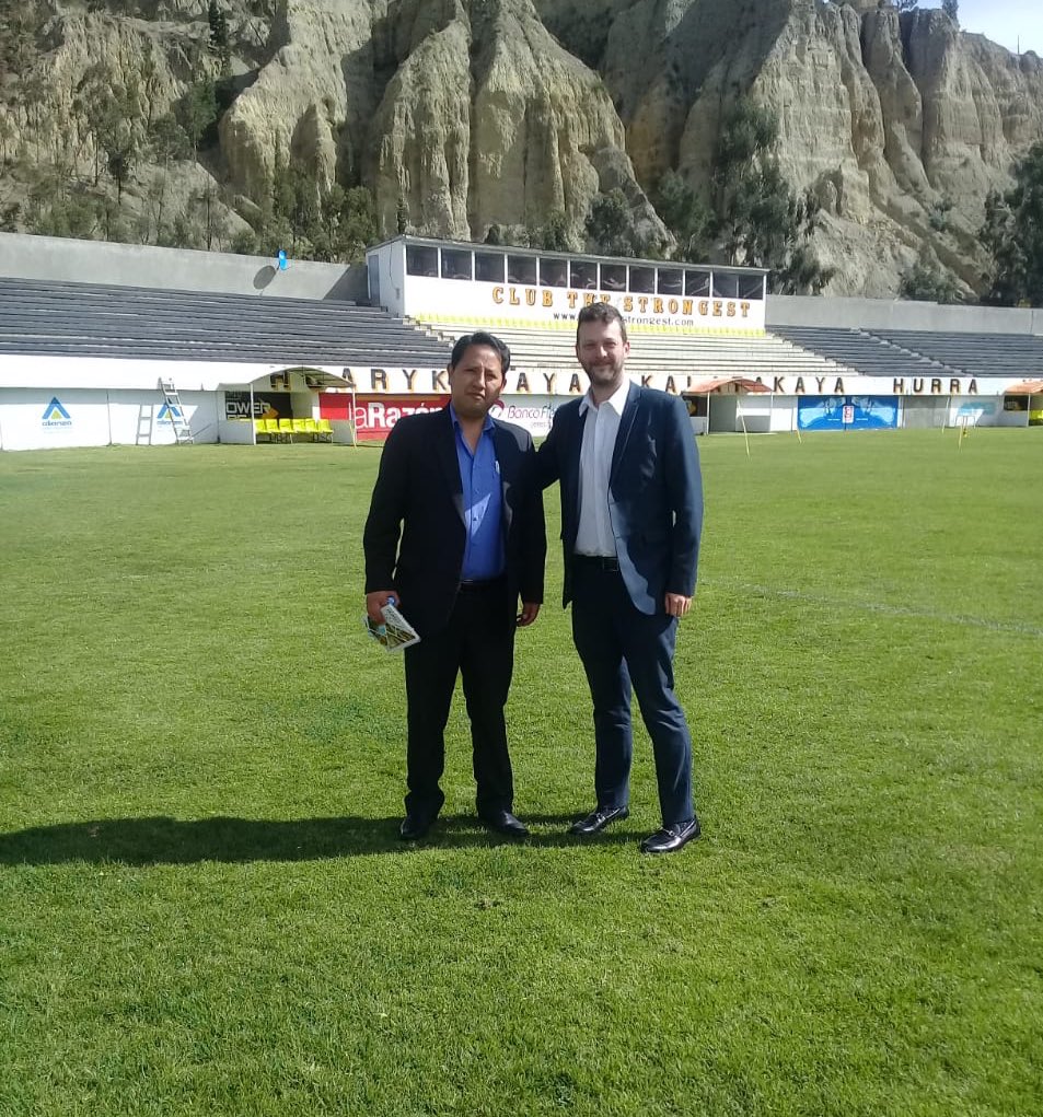 ClubStrongest's tweet photo. El día de hoy recibimos la visita del embajador de Gran Bretaña 🇬🇧 @jeffglekin, quien junto a nuestro presidente @HenrySalinas77 visitaron el complejo de Achumani y comprometieron un trabajo de cooperación institucional en el futuro.

¡Thank you very much @UKinBolivia! https://t.co/ShrdEfG2lH