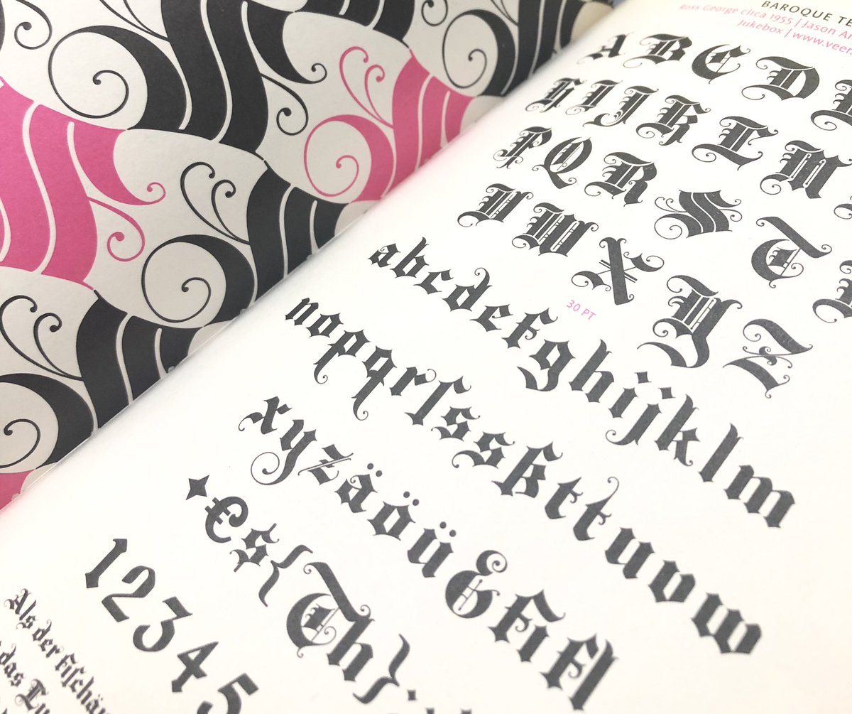 Papier Colle 中世ヨーロッパで使われた書体 ブラックレター ドイツでは フラクトゥール と呼ばれ 世界大戦頃まで本や新聞に常用されたそう ナチスが使用禁止にした書体としても知られています ドイツのデザイナーによる編集のおしゃれな二色刷の