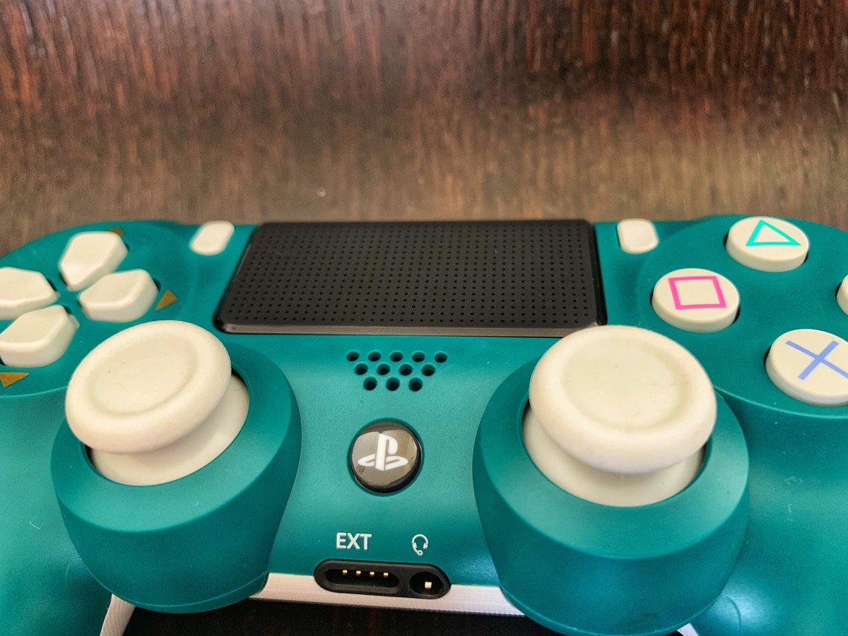 Fayzeee33's tweet image. A present from myself to myself 
△○✕□ 🌲 💚
#PlayStation4 
#AlpineGreen 
#Dualshock4