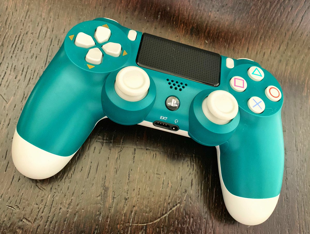 Fayzeee33's tweet image. A present from myself to myself 
△○✕□ 🌲 💚
#PlayStation4 
#AlpineGreen 
#Dualshock4