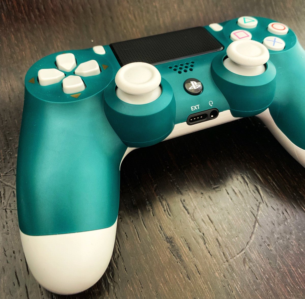 Fayzeee33's tweet image. A present from myself to myself 
△○✕□ 🌲 💚
#PlayStation4 
#AlpineGreen 
#Dualshock4